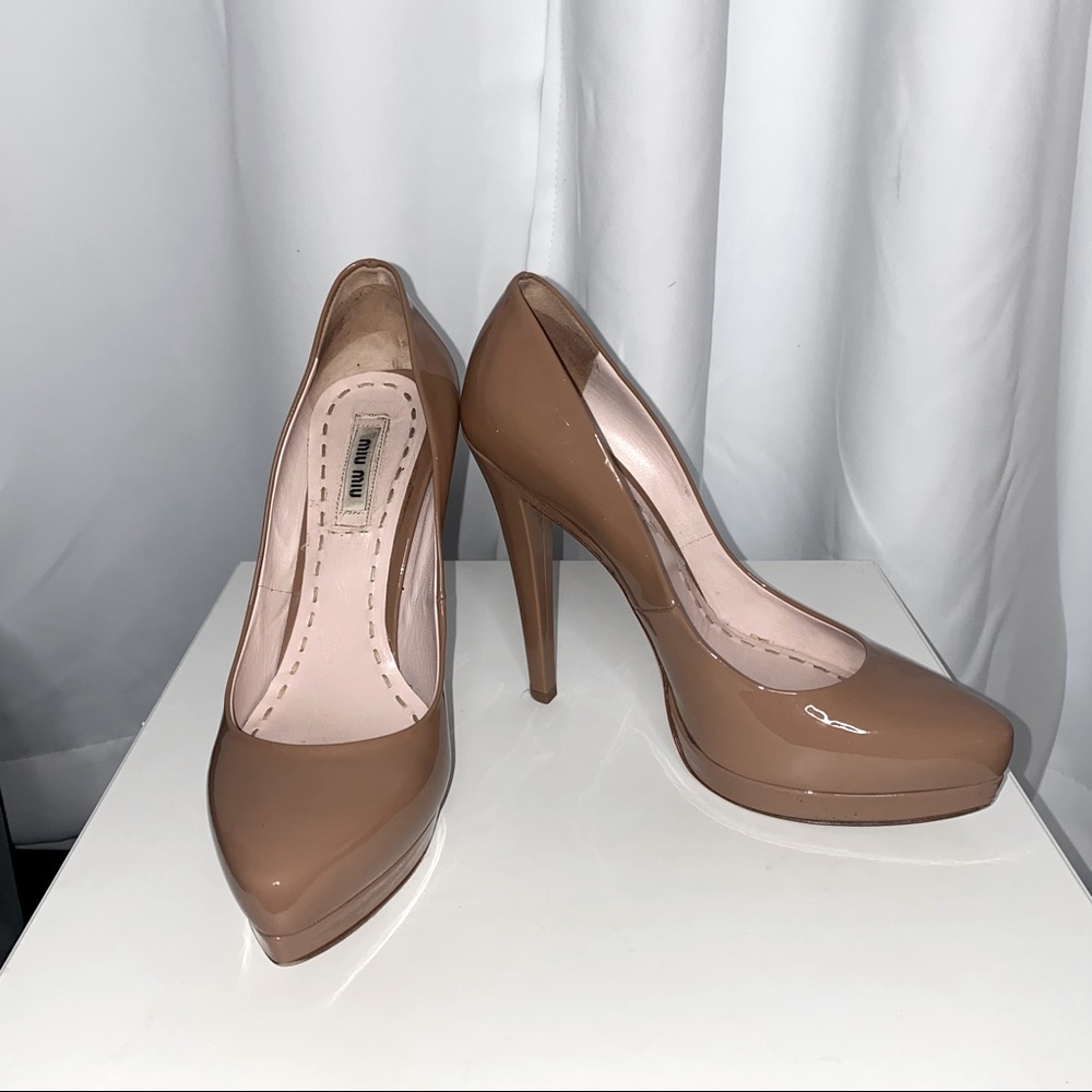 MIU MIU NUDE PATENT LEATHER PUMPS